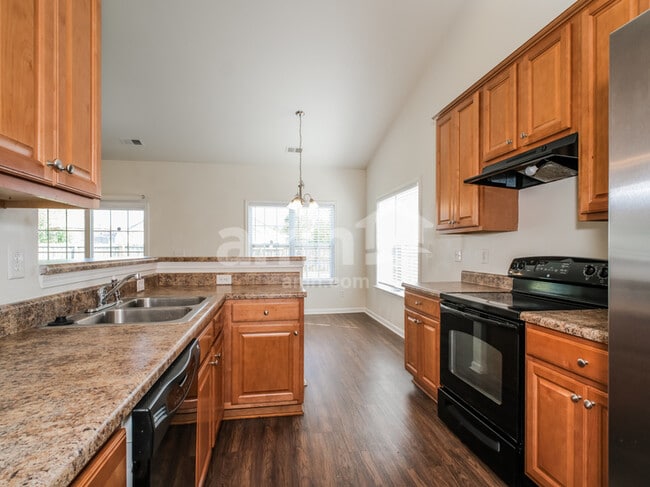 Photo - 1408 Parkland Way