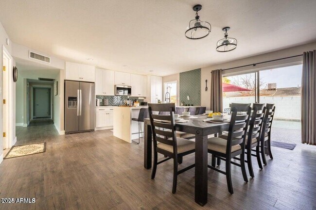 2430 E Hermosa Dr