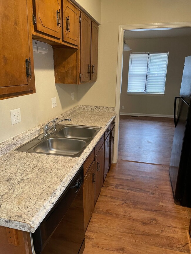 Photo - "Charming 3-Bedroom Retreat with Fireplace in Prime Jonesboro Location!" Unidad B