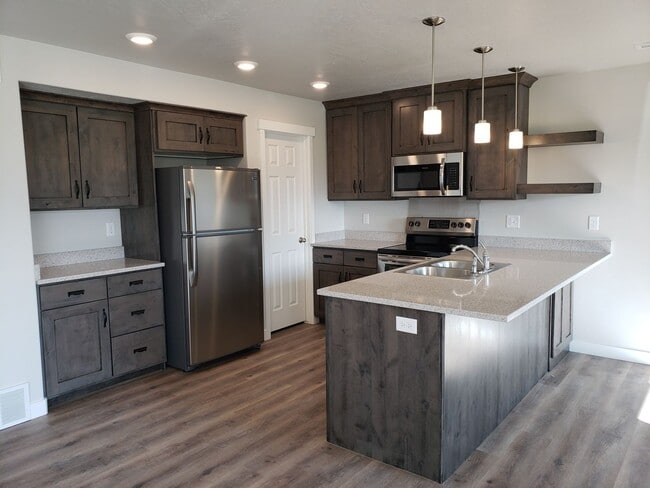 Photo - Spacious 4 Bed 2.5 Bath Springville Townhome