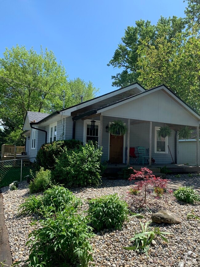 Covered front porch - 607 W Duncan Dr Rental