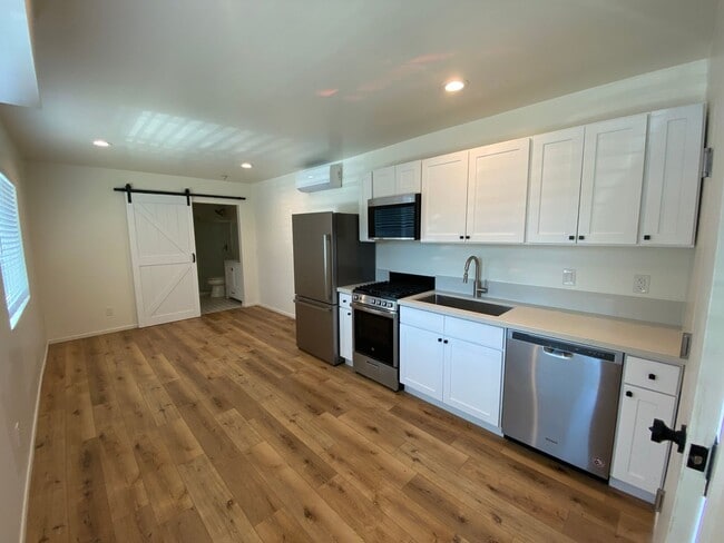 Building Photo - Studio - Downtown Santa Barbara Unit H