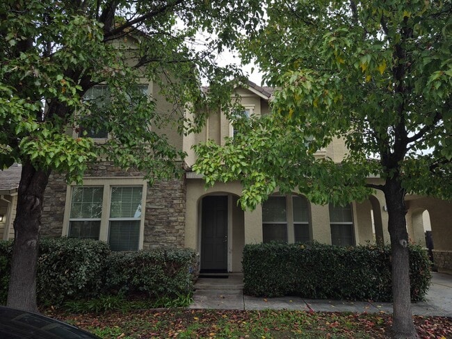 Building Photo - Beautiful 4 bedroom 3 bath home