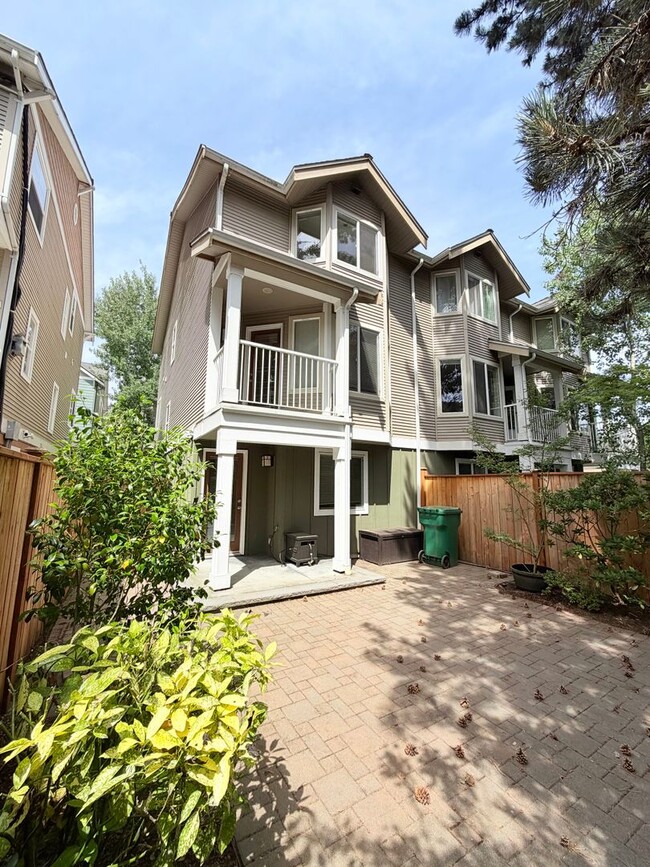 Building Photo - Like new three-bedroom townhome minutes to Shoreline light rail station.