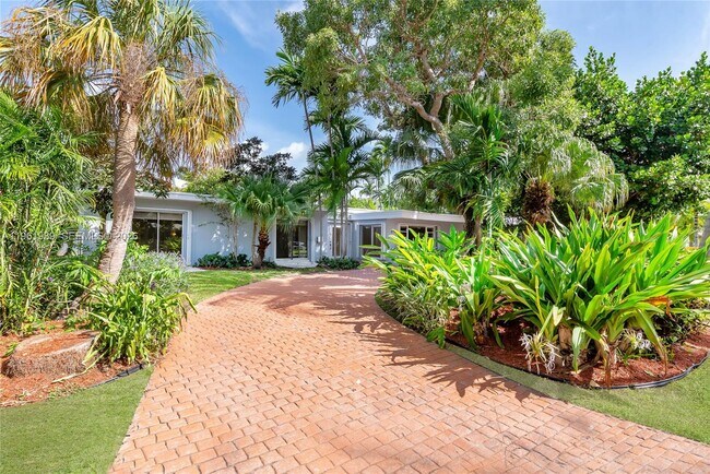 310 Harbor Ct