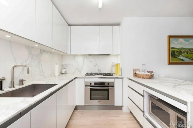Building Photo - 322 W 57th St Unit 37K1