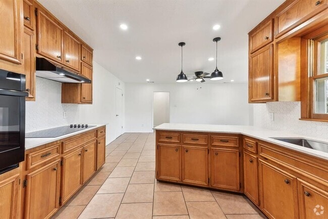 Building Photo - 11702 N Oaks Dr Rental
