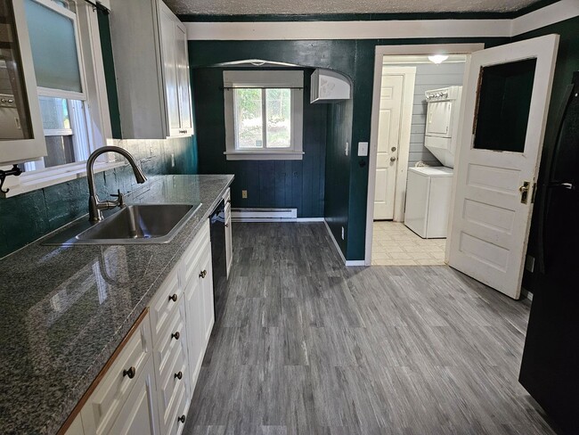 Building Photo - Cute 2-bed house,  Pet Friendly, Central location!