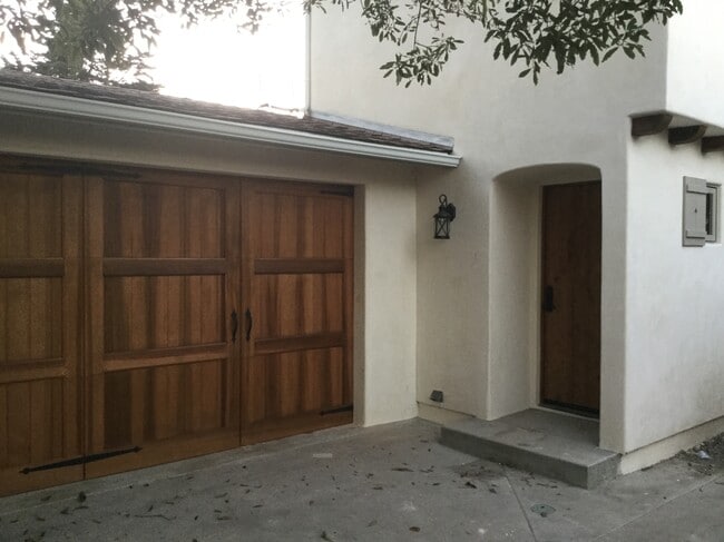 Building Photo - 2052 Channel Dr Unit Mid Town Ventura Guesthouse