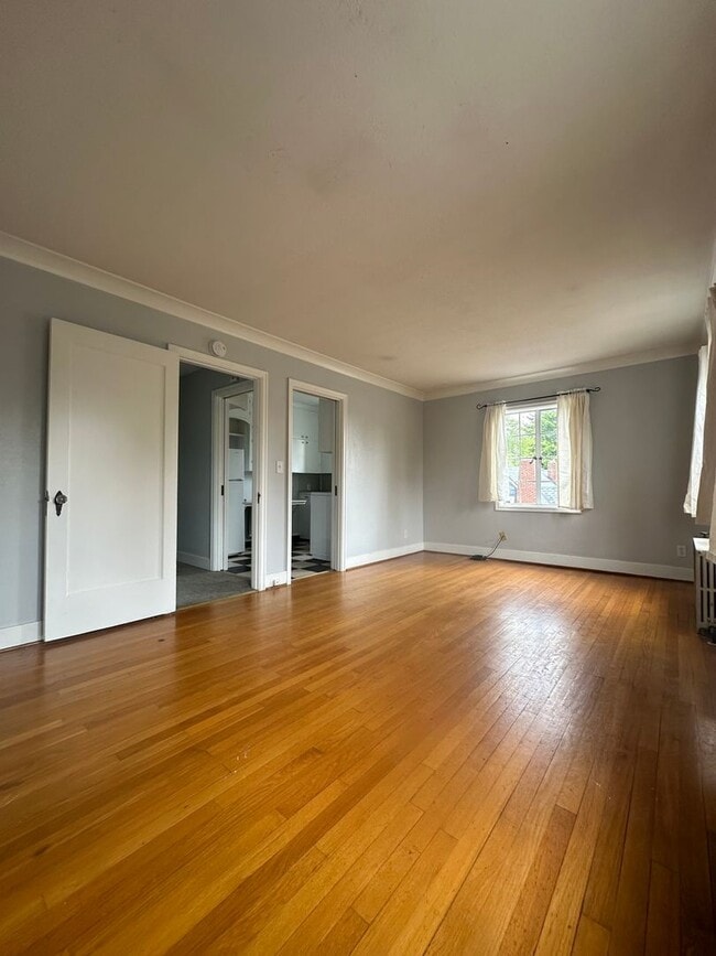 Photo - Vintage 1 bedroom unit - close 2 transport...