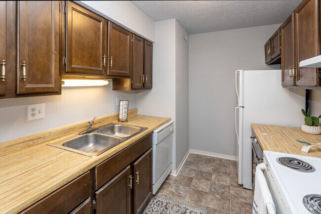 2BR, 1BA - 872 AF - Kitchen