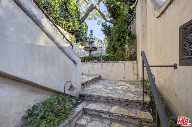 2880 Nichols Canyon Rd