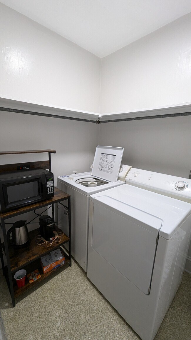 Lavadora/secadora/microondas incluido - 401 E Chilhowie Ave Unidad 2