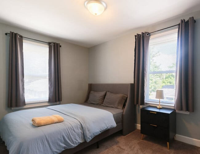 Photo - 911 E 49th St