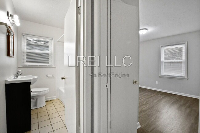 Photo - 2404 Thomas Ave