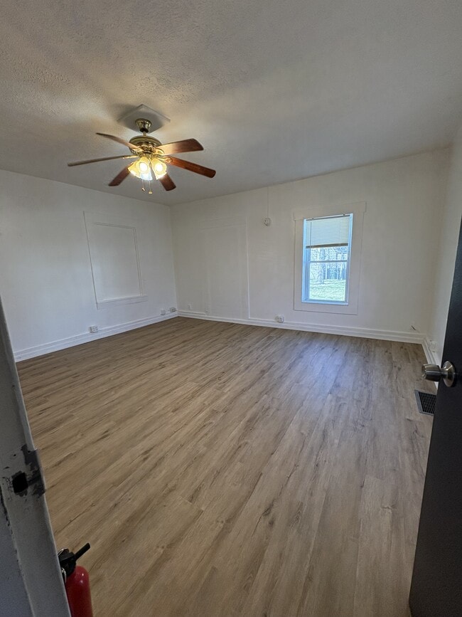 Building Photo - 31 N Elm St Unit 1