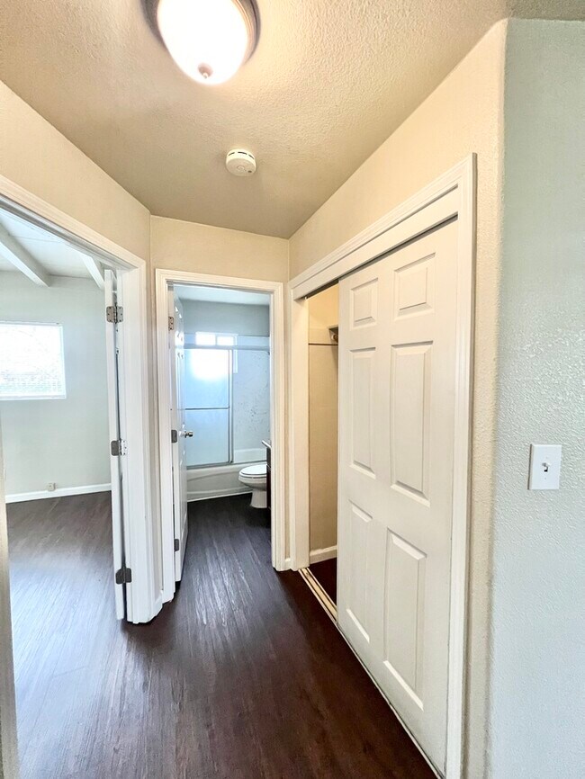 2/1 Duplex in Sacramento! 2822 Del Paso Blvd. Townhome For Rent in