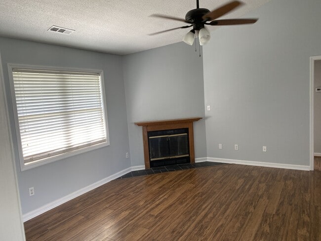 Photo - 105 Foxtrail Dr