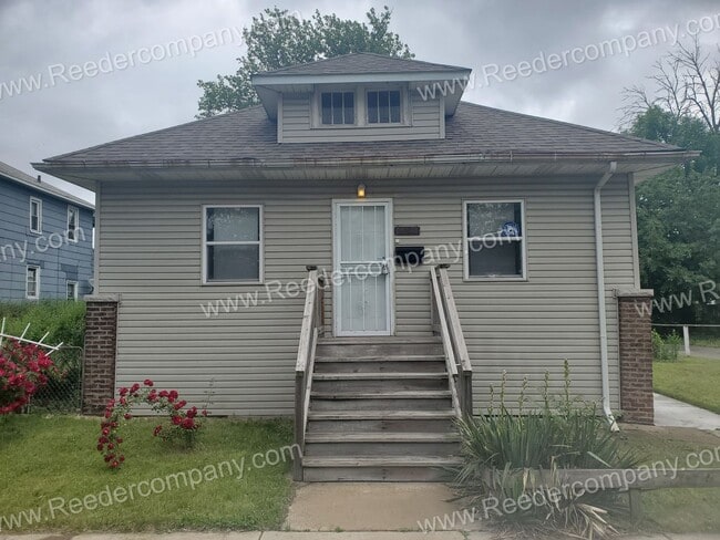 Building Photo - Spacious 2 bedroom house Second Month's rent free for First Responders