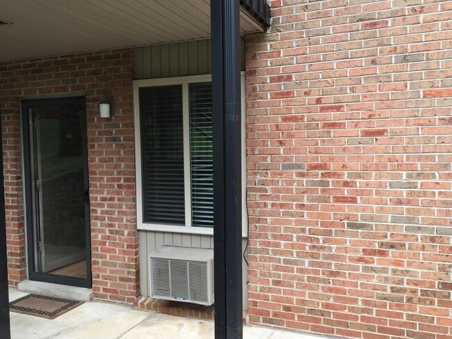 Building Photo - 2601 Hillsboro Pike Unit J2