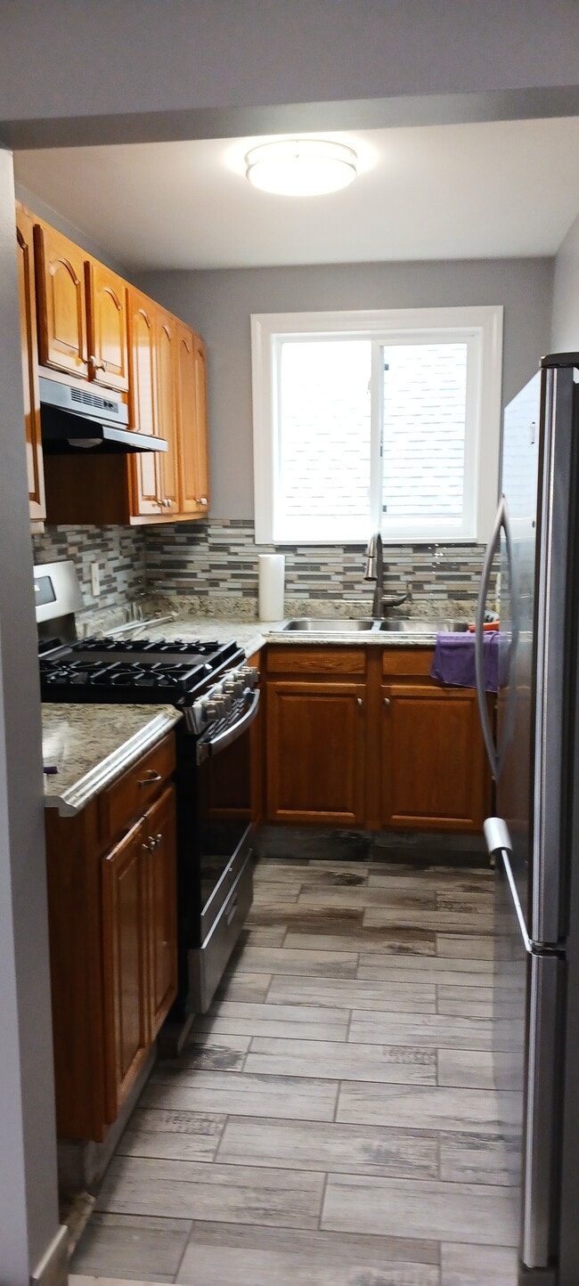 Building Photo - 255 Mott St Unit 2nd floor
