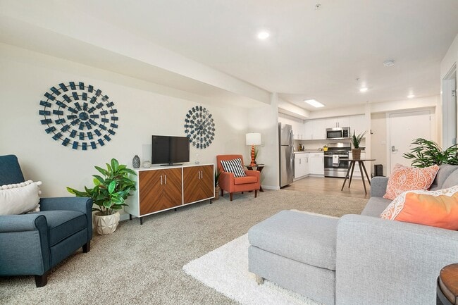 Sala de estar Tukwila Village - Tukwila Village Senior Living Apartments