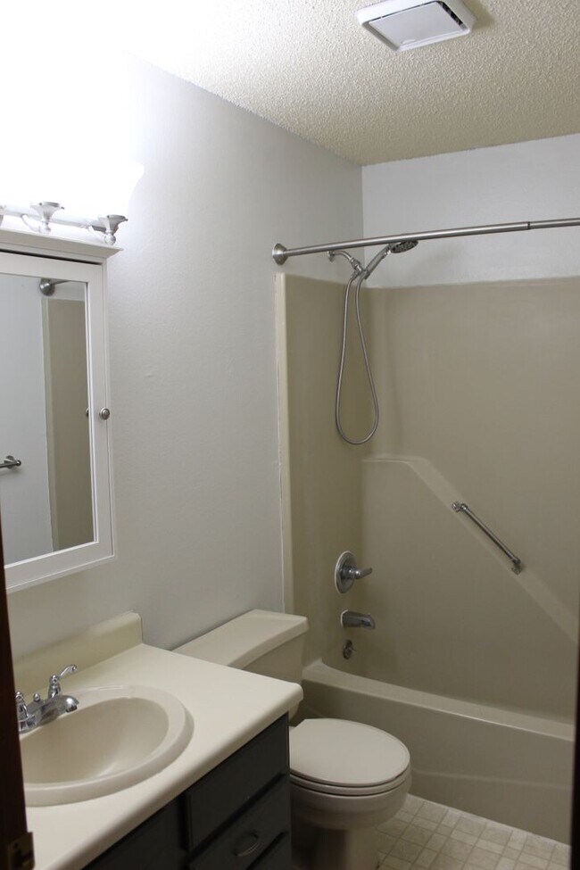 Great Coralville 2bedroom, 1bath condo University of Iowa Off