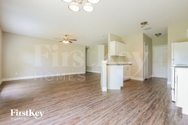 Photo - 2728 Parrot St