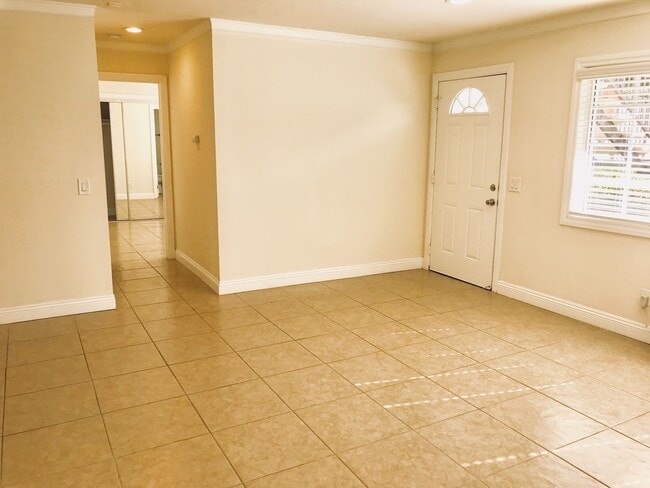 Photo - Ground Level Home La Jolla Village! Washer, Dryer, Parking, Upgraded Appliances! Walk to beaches! Unit 2