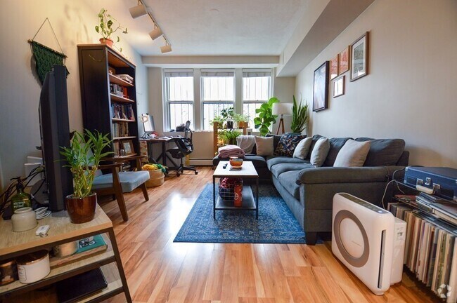 Building Photo - 21 Sutherland Rd Unit 1 Rental