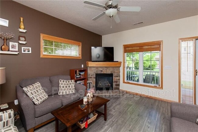 Photo - 946 Red Hawk Way SE