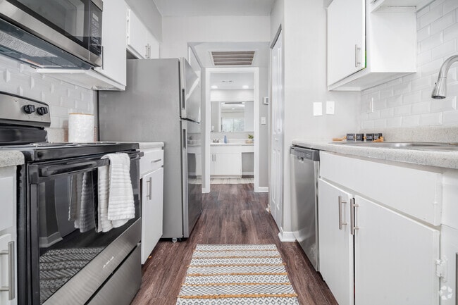 1BR, 1BA - 700SF - Kitchen