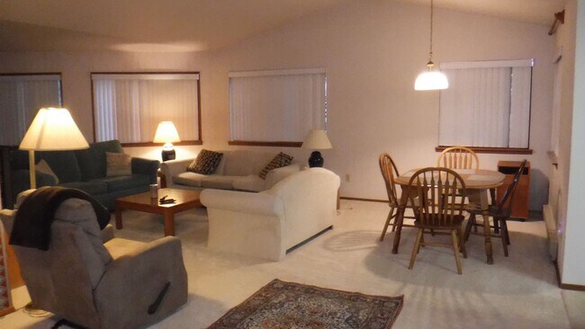 Photo - ATTENTION TRAVELING PROFESSIONALS!