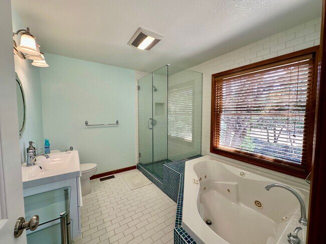 Photo - Stunning Running Y Ridge Home with Lake Views – Furnished or Unfurnished!