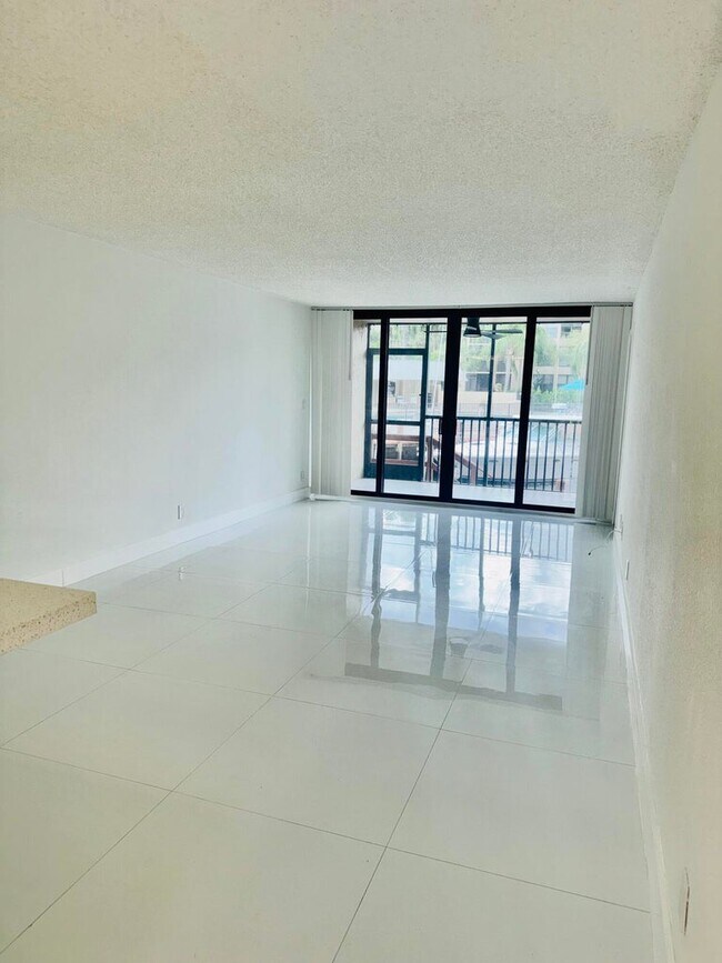 Photo - 9 Royal Palm Way Unidad 102