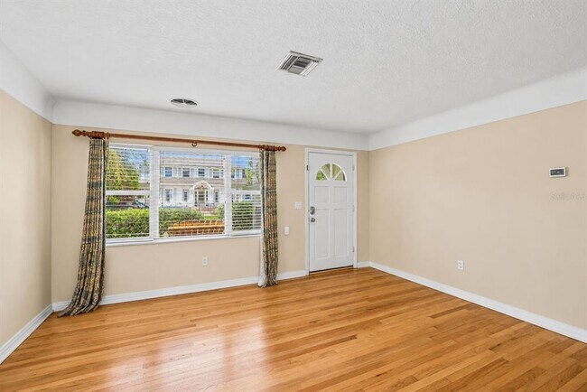 Photo - 206 17th Ave NE