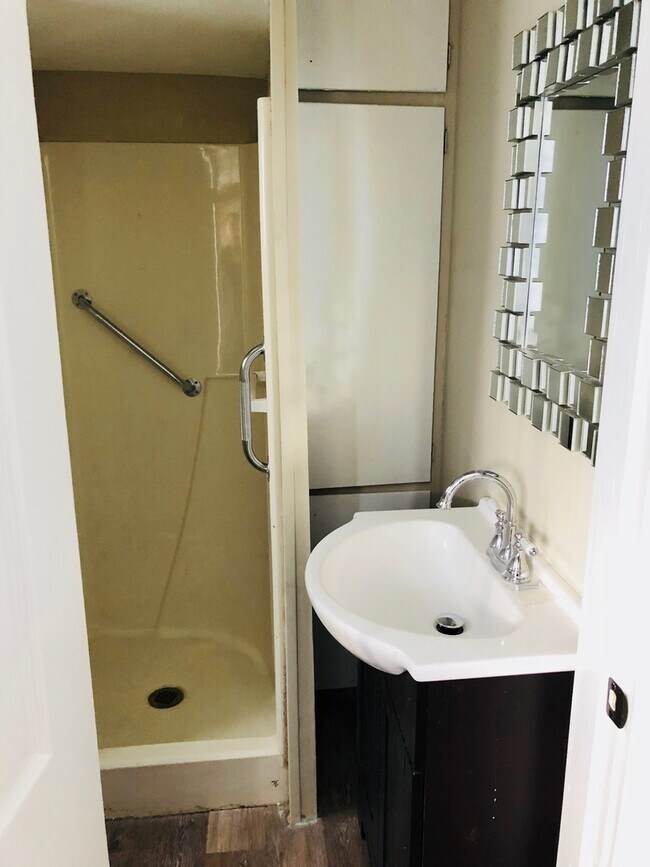 Photo - 4 Bedroom 2 Bath South Wedge, Close to U o...