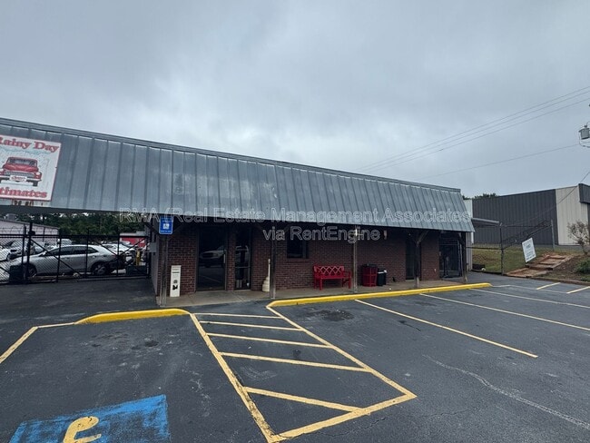 Building Photo - 1731 Newnan Rd Unit A