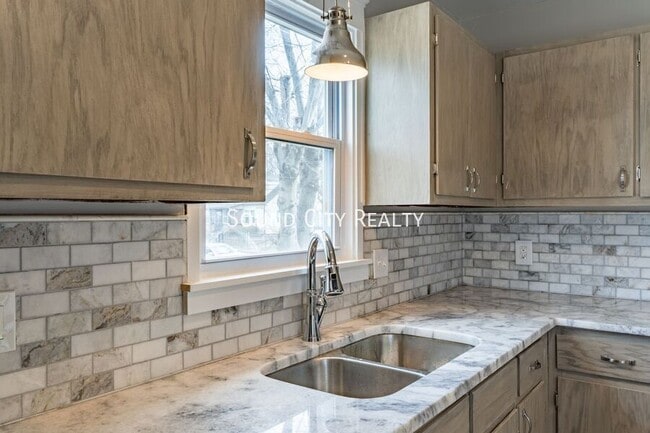 Photo - 2410 Albion St