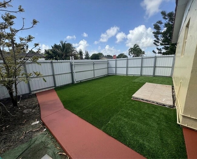 Building Photo - 20221 SW 112th Ct Unit 2