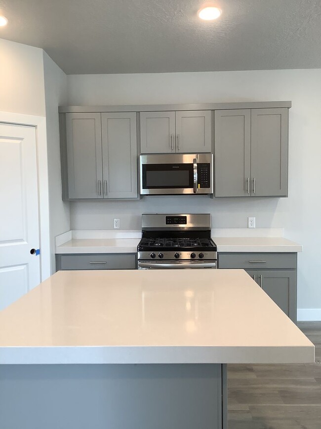 Photo - FREE RENT FIRST MONTH - Townhome in Prime ...