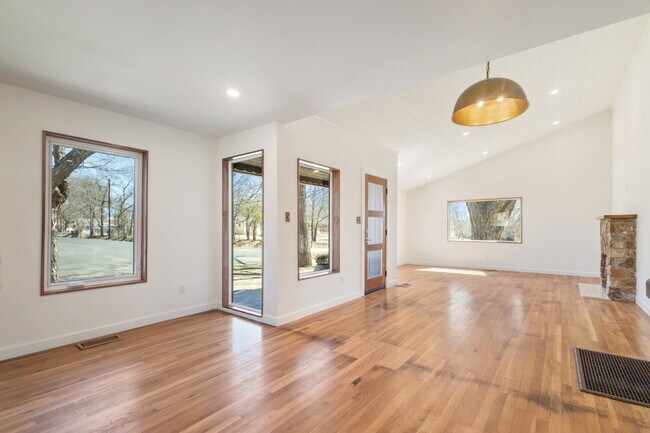Photo - Modern 2-Bedroom Retreat in the Heart of F... Apartment
