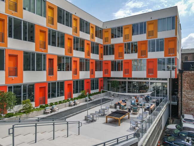 Terraza con comodidades al aire libre - 150 N. Third Street Apartments