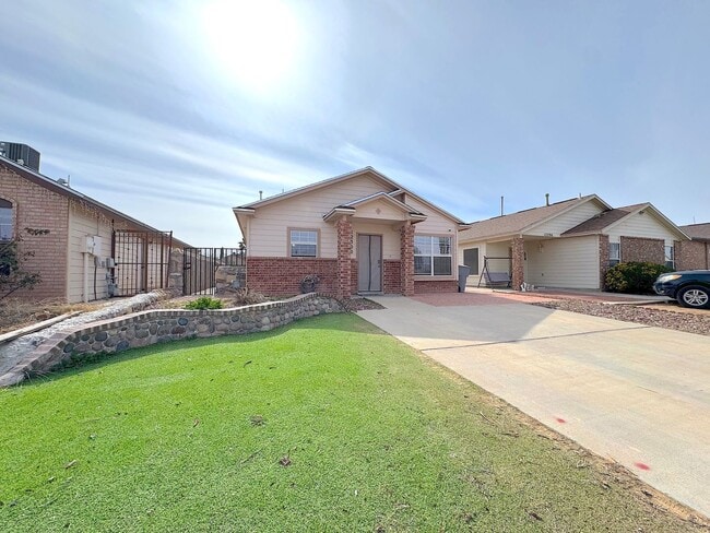 Building Photo - East El Paso 3 bed Refrig A/C across from Park!