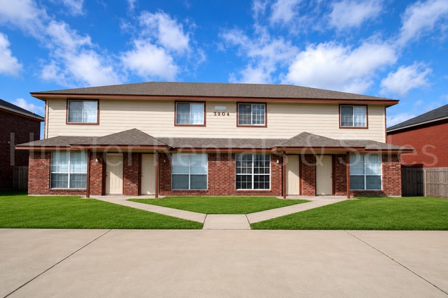 Building Photo - Spacious Three-Bedroom!