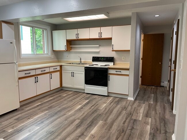 Building Photo - 1209 E 4th St Unit 2