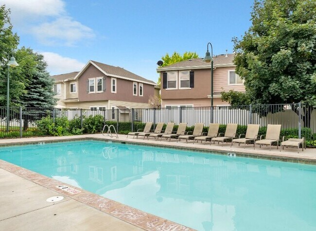 Photo - Bright 3-Bed, 2-Bath Condo with Mountain Views & Community Amenities Unidad None