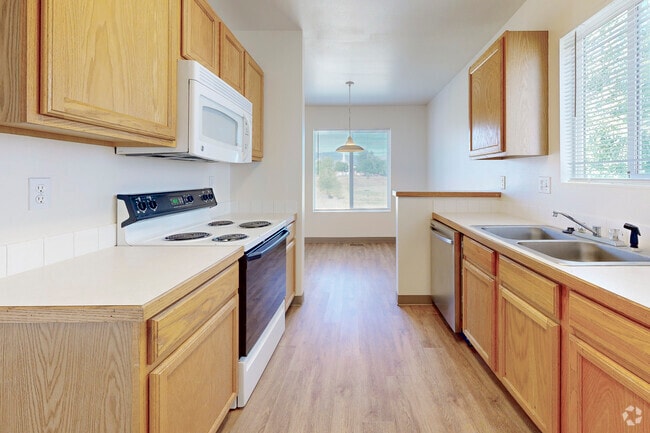 3BR, 2BA - 1176SF - Kitchen - Glenmoor Townhomes