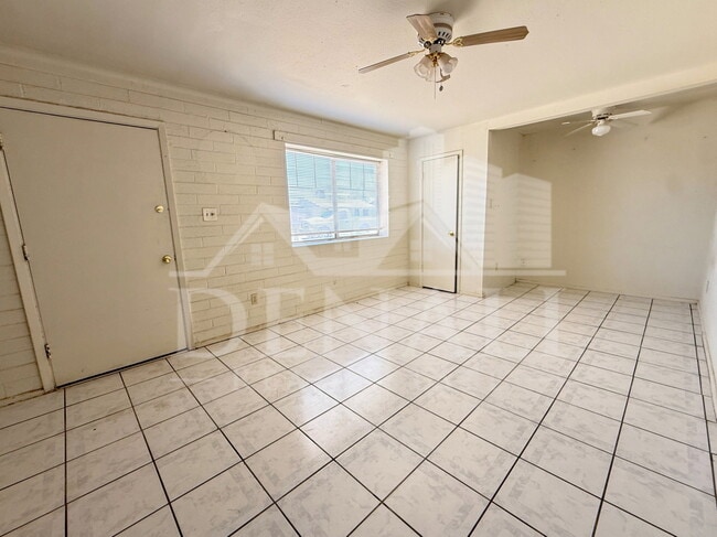 2232 E Burgess Ln