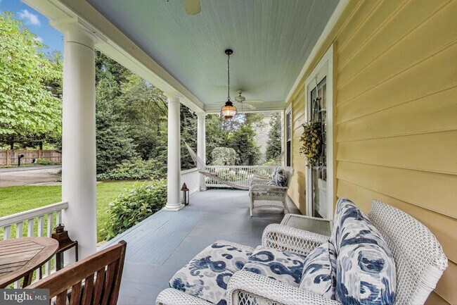 5809 Grosvenor Ln